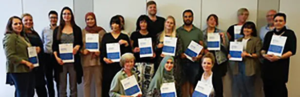 Fotografie der Absolventinnen der Weiterbildung zur qualifizierten EEC-Fachkräfte mit ihren Zertifikaten.
