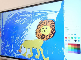 Auf einem PC gemaltes Bild eines Löwen vor einem blauen Hintergrund, daneben ist die verwendete Farbpalette abgebildet.