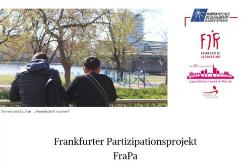 Bild vom Projekt FraPa, dargestellt sind rechts oben Logos von Kooperationspartnern, links oben ein Foto von hinten von zwei jungen Männern, die auf einen Park blicken und darunter die Headline 