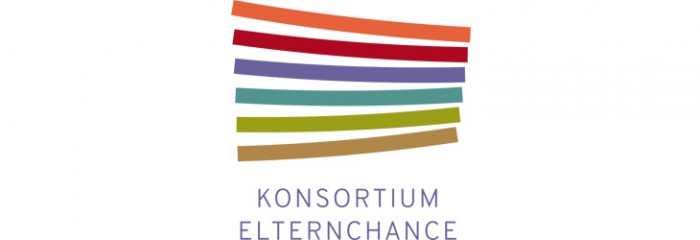 Logo Konsortium Elternchance, Bunte horizontal verlaufende Streifen über dem Text 